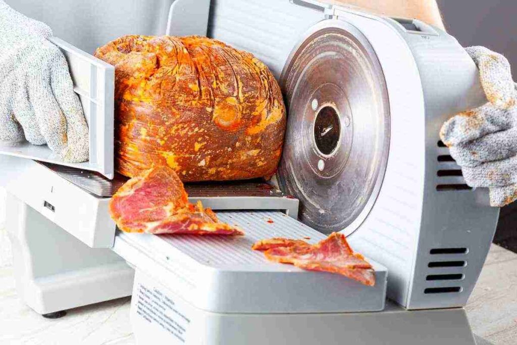 Basta sprechi in cucina, il metodo dell’affettatrice che ti cambia il portafoglio