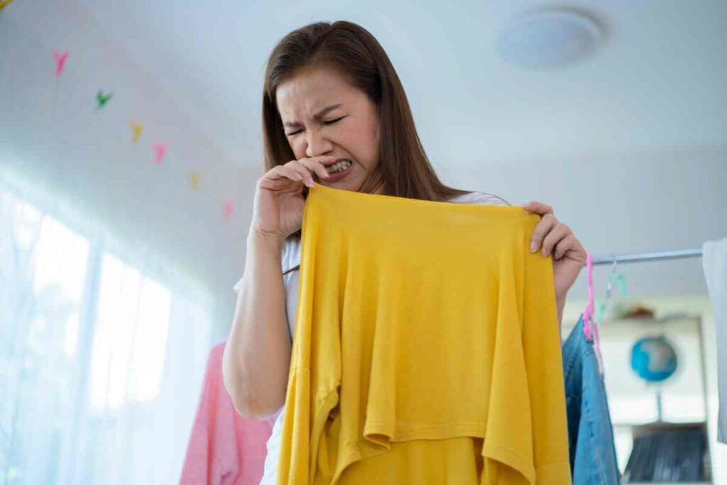 Odore di sudore sui capi appena lavati: ecco cosa usare, i dettagli
