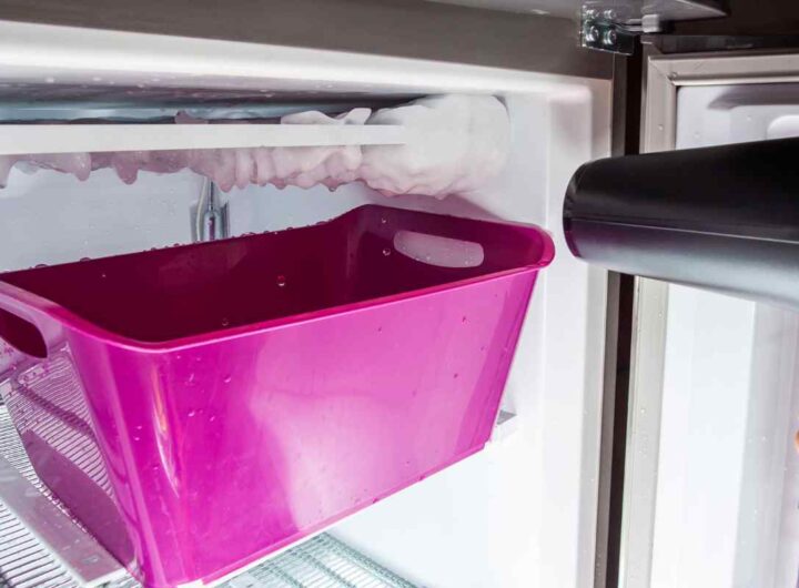 Per rimuovere il ghiaccio dal congelatore ti basta solo una carta stagnola