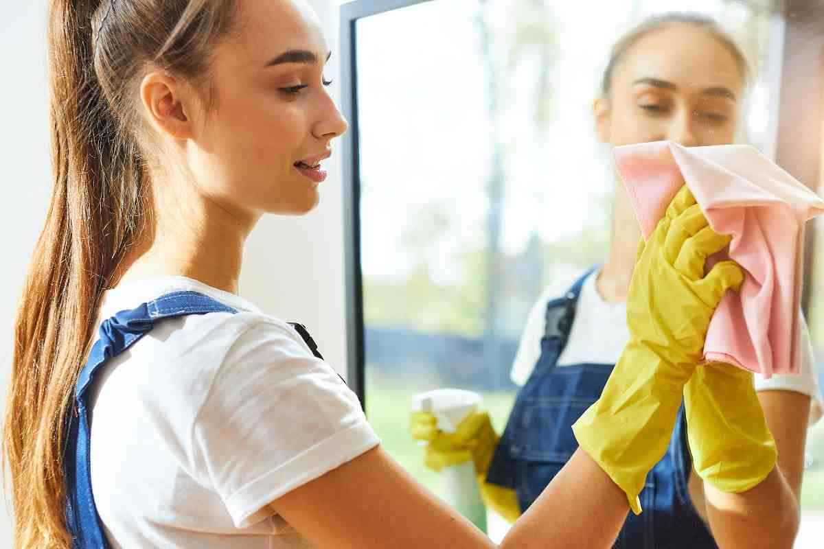 Specchi splendenti senza fatica, ti basta lo spray anti impronte fai da te