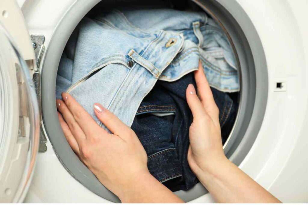 Ecco perché dovresti mettere un po' di sale in lavatrice quando lavi i jeans