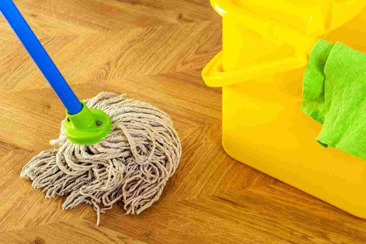 Solo un gesto col mocio e la casa sarà più pulita che con mille prodotti
