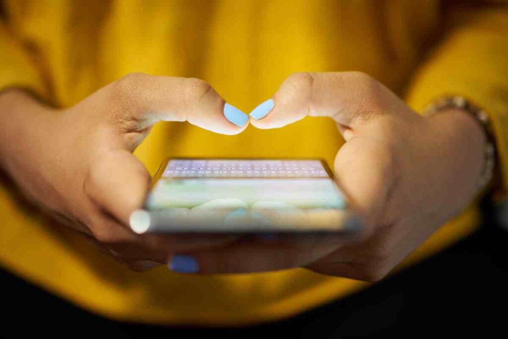 Trucco WhatsApp: come scrivere messaggi con le lettere colorate, i dettagli