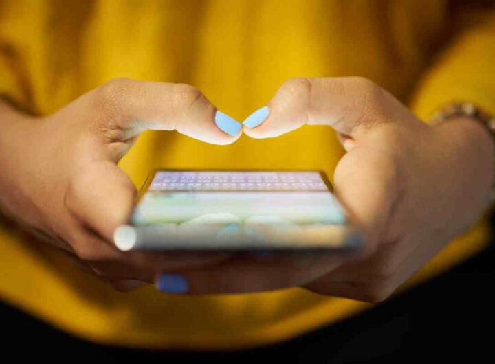 Trucco WhatsApp: come scrivere messaggi con le lettere colorate, i dettagli