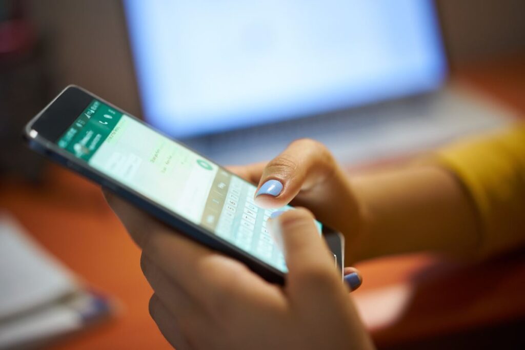 Whatsapp, come rispondere senza apparire online: il trucco che pochi conoscono