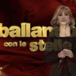 La storica conduttrice Rai, che da quasi due decenni guida con successo questo format di danza, ha rivelato un curioso episodio legato