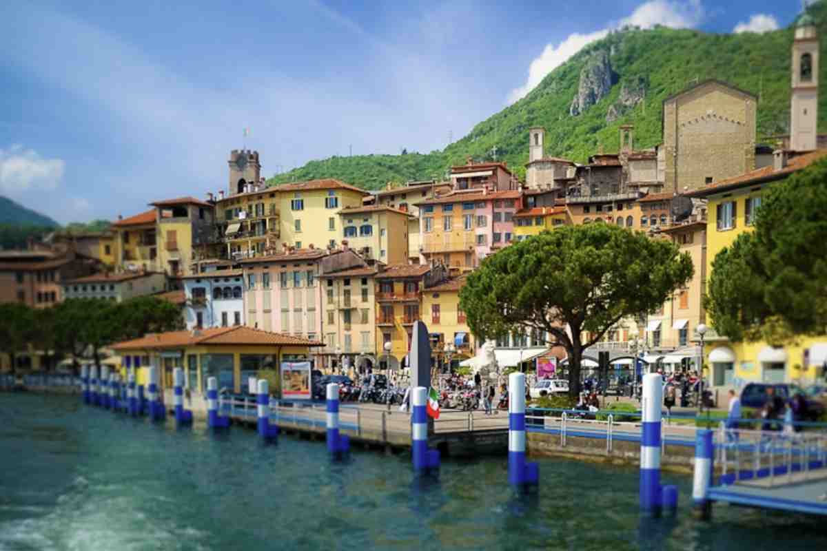 Il lungolago di Lovere si presenta come una passeggiata fiorita e curata, ideale per famiglie, passeggini e amici a quattro zampe.