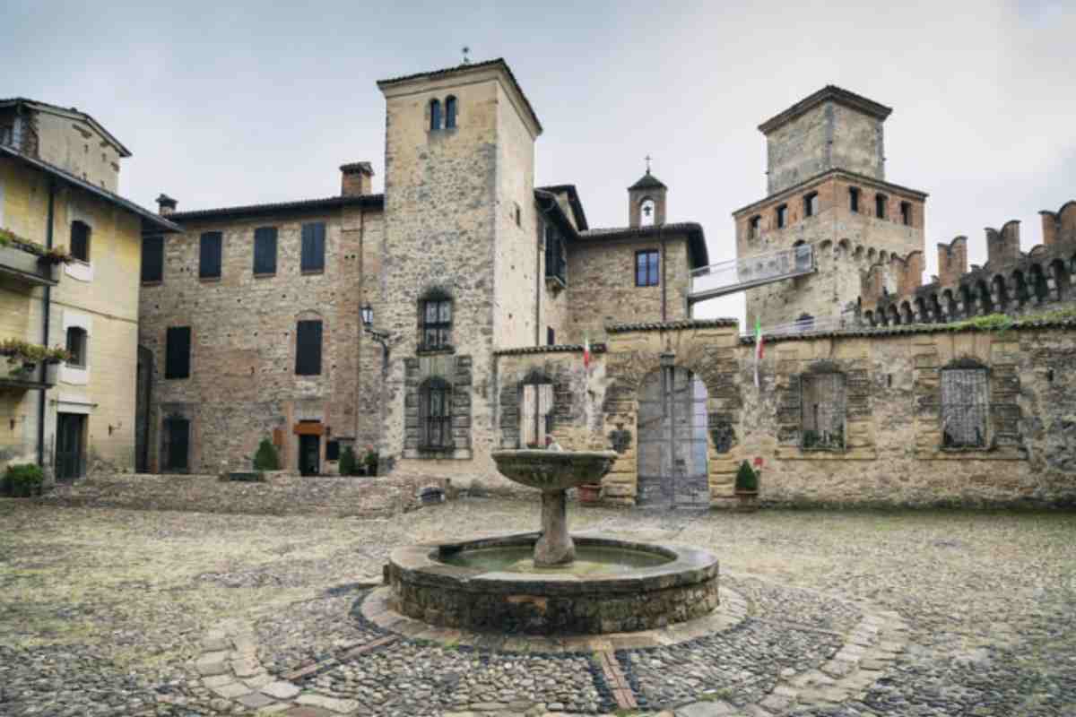 Oggi Vigoleno si presenta come un museo a cielo aperto, dove ogni pietra racconta secoli di storia. Il borgo, pur mantenendo una popolazione esigua