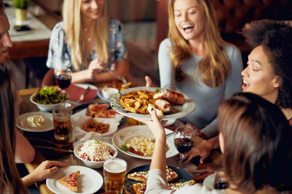 L’orario perfetto per cenare: la scienza rivela che ci siamo sempre sbagliati