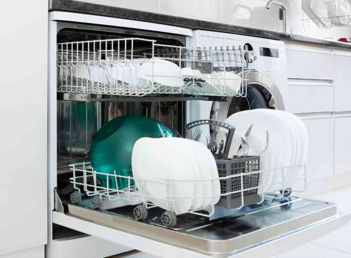 Cestello lavastoviglie, addio muffa e calcare: il trucco geniale della nonna per piatti sempre brillanti Cestello lavastoviglie, addio muffa e calcare: il trucco geniale della nonna per piatti sempre brillanti