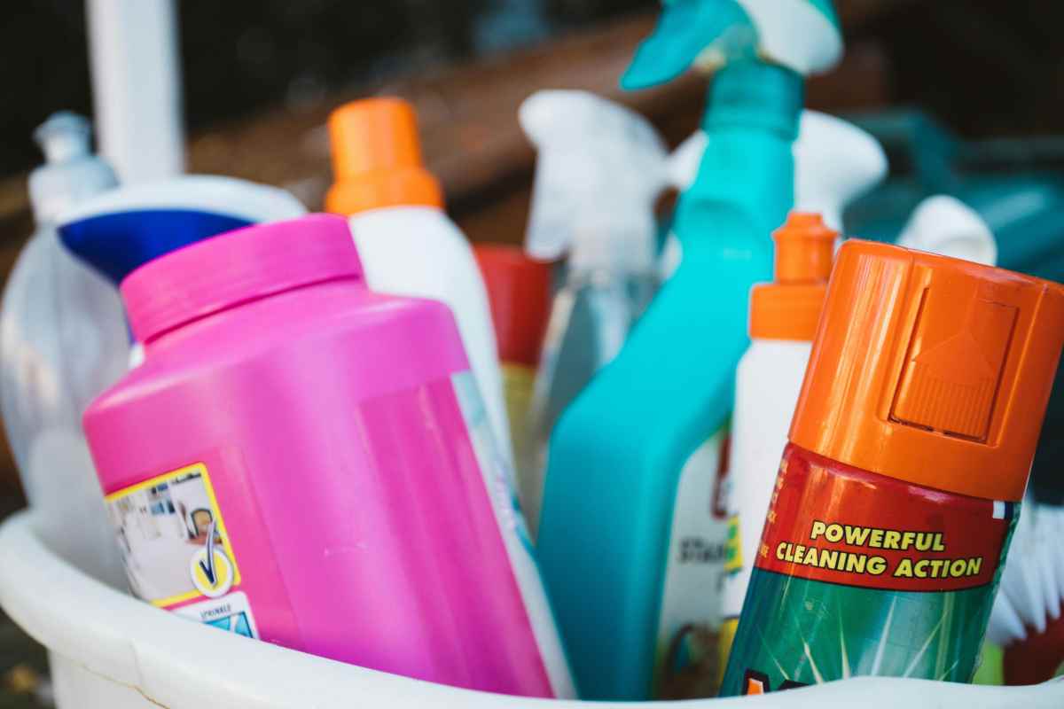 Addio detersivi, il trucco geniale per pulire casa in 5 minuti senza spendere