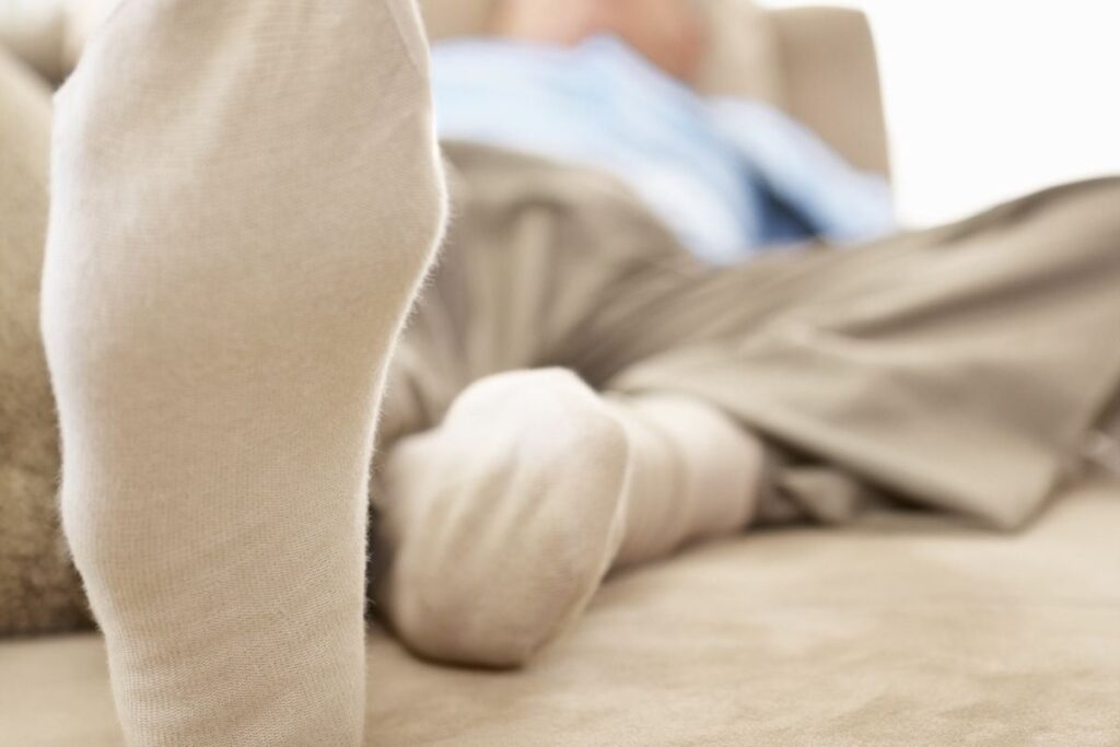 Dormire con i calzini, fa bene o no?