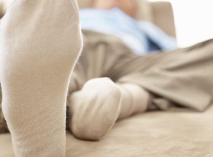 Dormire con i calzini, fa bene o no?