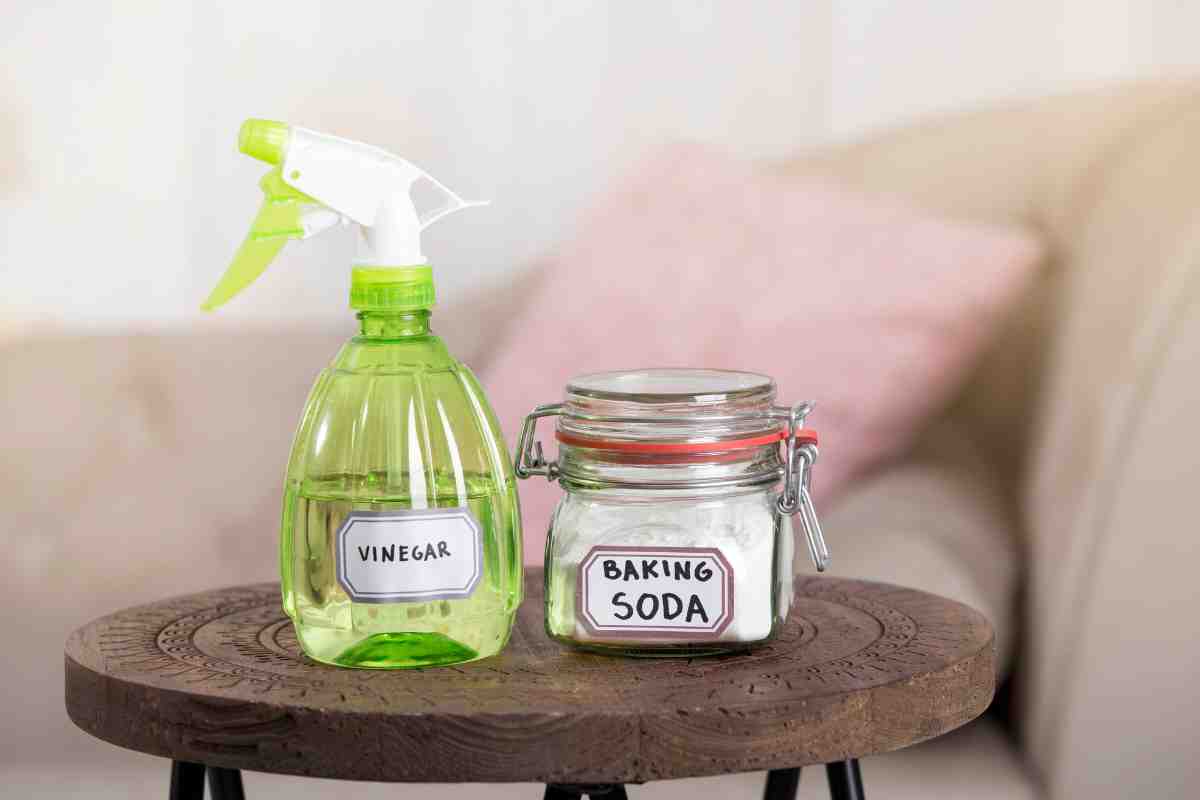 Macchia d’olio addio, il trucco geniale che pulisce il pavimento in pochi secondi, i dettagli