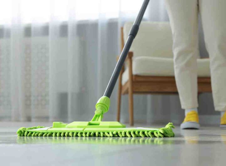 Macchia d’olio addio, il trucco geniale che pulisce il pavimento in pochi secondi