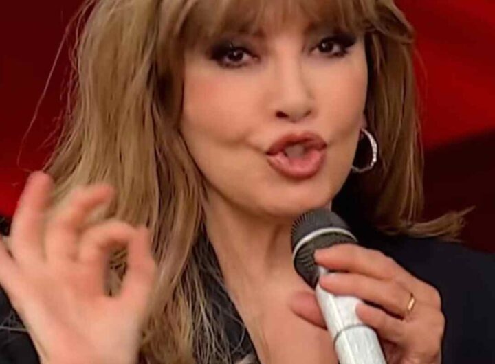 Milly Carlucci, ecco perché usa il microfono ‘gelato’: lo stesso gesto di un’altra regina, tutti i dettagli