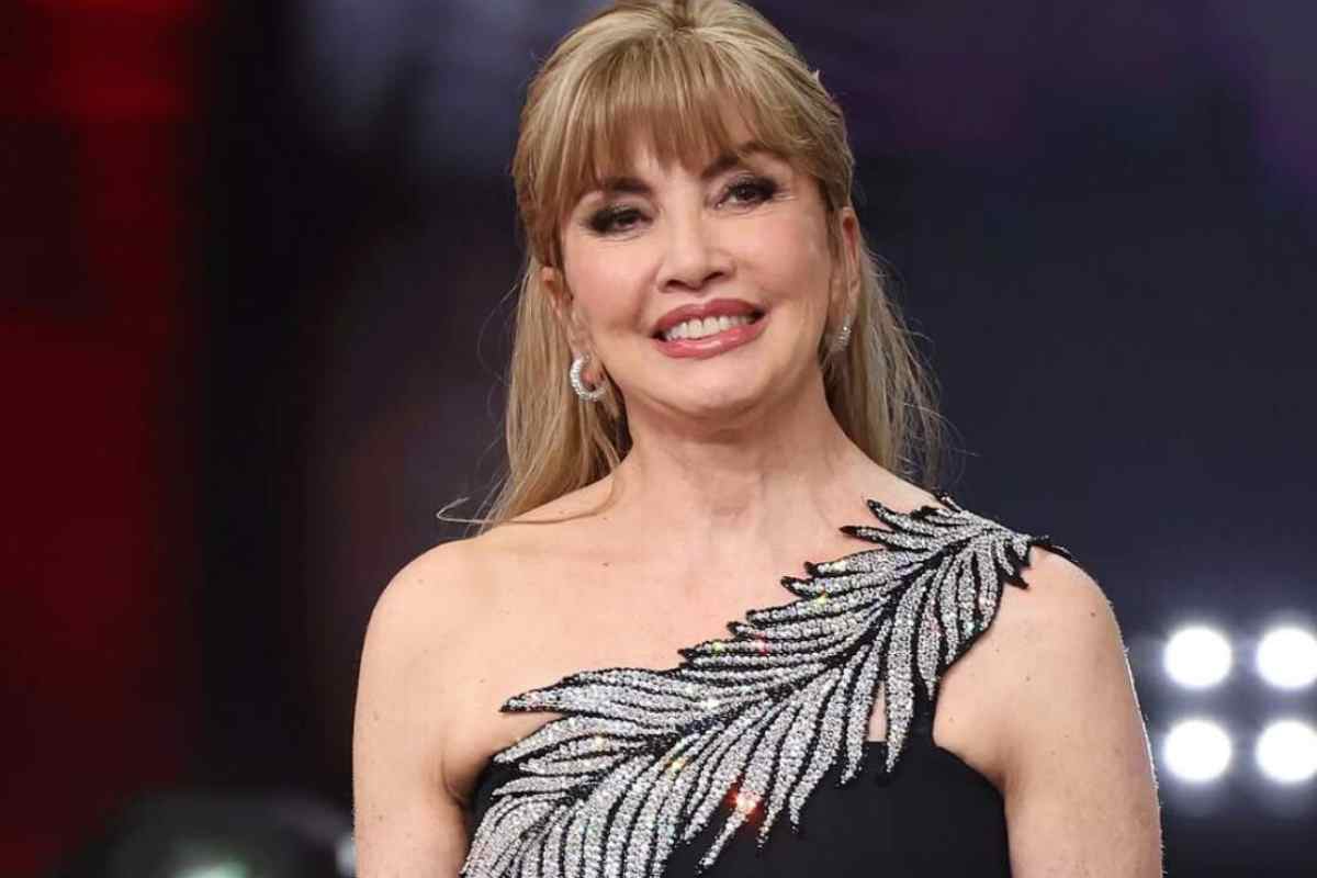 Milly Carlucci, ecco perché usa il microfono ‘gelato’: lo stesso gesto di un’altra regina