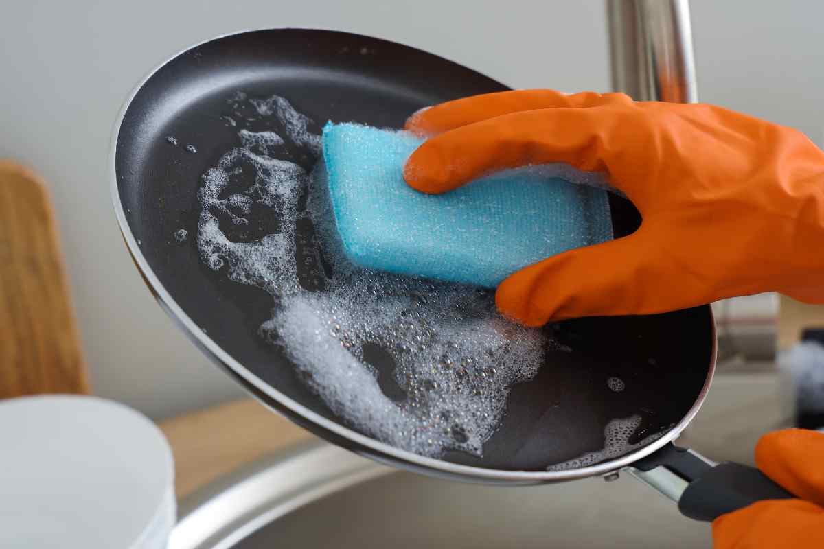 Padelle bruciate e incrostate, il metodo segreto per farle splendere in 5 minuti, tutti i dettagli