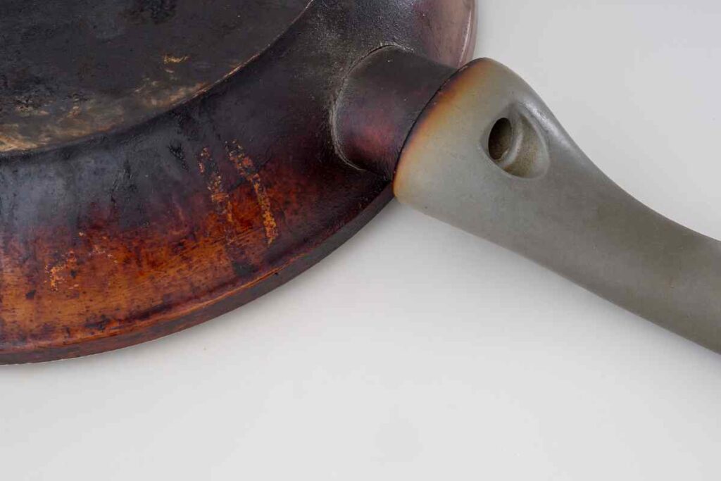 Padelle bruciate e incrostate, il metodo segreto per farle splendere in 5 minuti