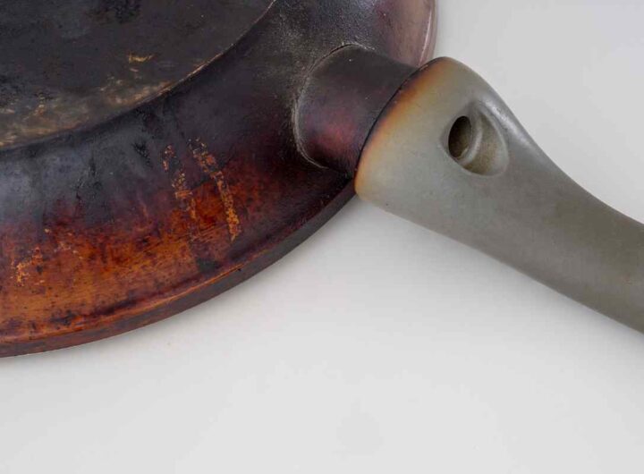 Padelle bruciate e incrostate, il metodo segreto per farle splendere in 5 minuti