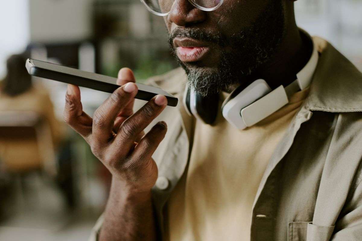 Il microfono dello smartphone ti ascolta sempre