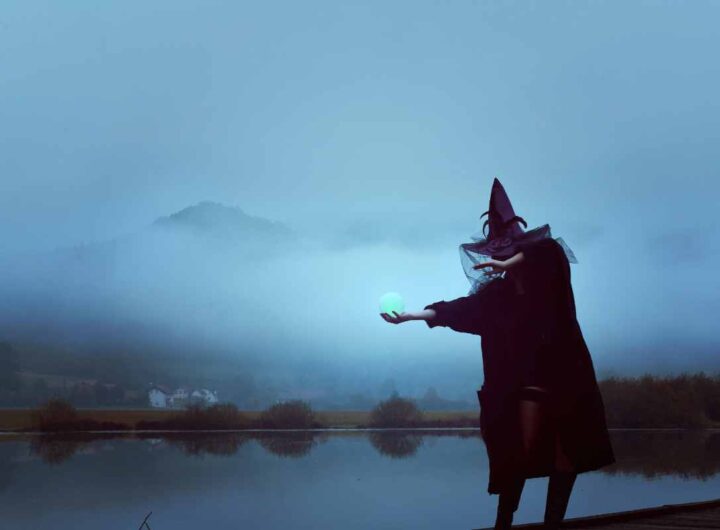 Silenzio, natura e streghe: questo lago in Italia