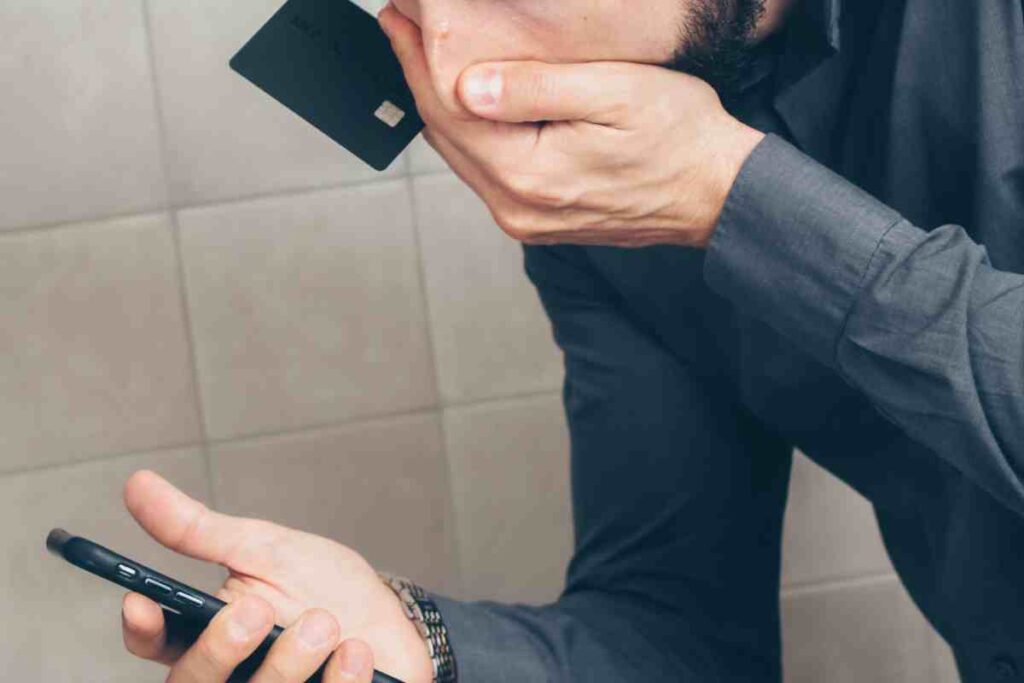 Se vedi questa icona sul telefono fermati subito: significa che stanno prelevando soldi, tutti i dettagli