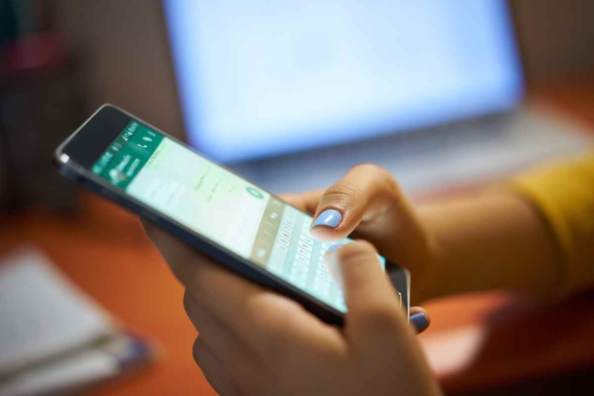 Come rispondere su WhatsApp senza risultare online